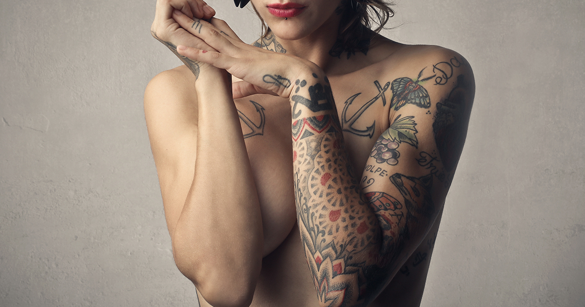 Exemple de faux tatouage sur le corps d'une femme